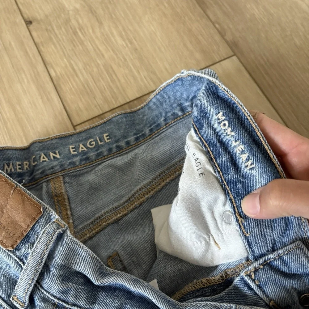 American Eagle‎ Women's Mom Jeans Blue Medium Wash Distressed Stretch 5-Pocket 6